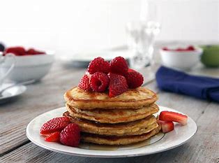 OATMILK PANCAKES WITH BERRIES 